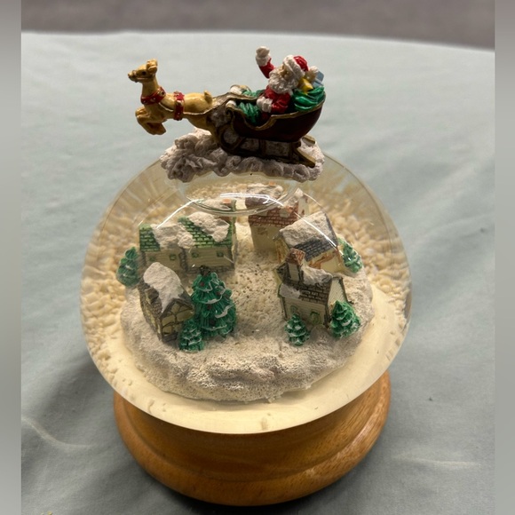 Enesco Other - Here Comes Santa Claus snow globe music box. Great condition!